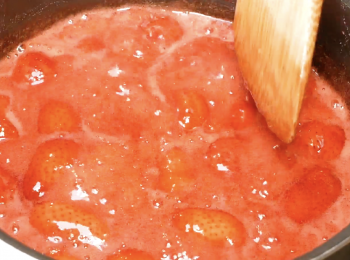 step4: 接著中火燉煮，燉煮期間不斷攪拌。
※燉煮期間出來的泡泡要撈除。

煮的時候草莓會先褪色，不過繼續煮後這些草莓的精華會再回到草莓中喔！