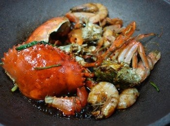 step11: 最後再加埋另一半醬汁+芫荽蔥段+少少水+蝦，
落鑊關蓋煮5分鐘直到蟹熟晒收晒汁關火，