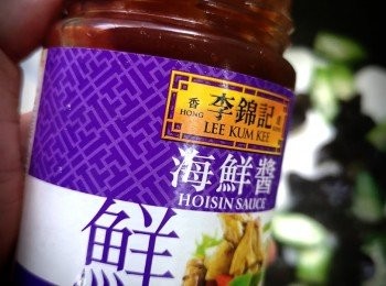 step3: 然後在菜差不多熟的時候加入李錦記海鮮醬，然後再鍋中撈一下就可以上碟了。