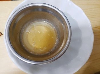 step4: 將冷開水倒入魚膠粉。然后隔熱水坐至成為魚膠溶液備用。具體狀態見圖片