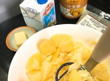 step1: 馬鈴薯去皮，洗淨後切件隔水蒸熟，壓成泥。（取一片切成小方塊<span class="group_4">裝飾</span>用）