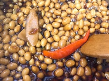 step5: 焗煮一小時候，可以取一兩粒豆試一試軟硬度是否自己喜歡的，若果仍然覺得豆未夠焾，便加水再煮，直至適合自己的口感，然後大火收汁。
