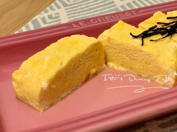 step12: 將卷好的玉子燒向鍋邊按壓定形，即可上碟，按口味可沾上鏗魚醬油吃