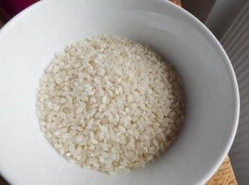 step2: 然後加入米，拌勻，再煮沸，然後轉小火，蓋上鍋蓋，煮約50分鐘至一小時 （*不時打開鍋蓋，再拌勻）