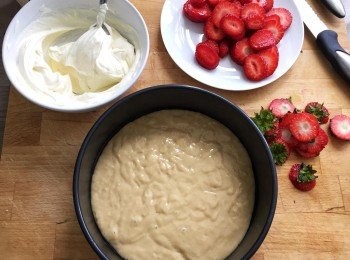 step4: 將麵粉、糖、泡打粉和鹽放在一個中碗內拌勻。慢慢拌入上一個步驟的濕材料中，攪拌至見不到麵粉便可，切忌過度攪拌。倒入準備好的<span class="group_2">蛋糕</span>模。