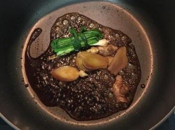 step8: 糖煮溶後，放2-3匙醬油；