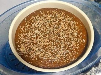 step11: 撒上熟芝麻，蓋鍋蓋續蒸10分鐘即可；