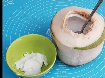 step1: 用刀劈去椰青頂，倒出椰青水 (約350ml)，刮出椰青肉，備用。