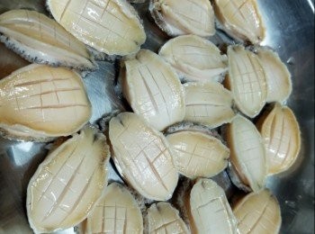 step1: 鮑魚和<span class="group_2">泰式調味料</span>可提前一晚整好；
鮑魚去殼擦洗乾淨，介花，水滾隔水蒸4-5分鐘，拎出浸冰塊水中