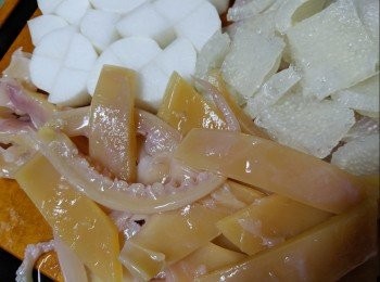 step1: 蘿蔔去皮切丁... 水魷切件... 豬皮切塊... 材料洗淨！