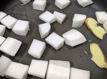 step4: 水中加入薑... 滾起後放入蘿蔔... 烚至七、八成熟！