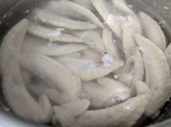 step1: 急凍<a href="https://bit.ly/3zHU5V3" target="_blank" data-keyword="雞翼" class="guide-link"><strong>雞翼</strong></a> <span style="display:inline-block;vertical-align:middle;margin-top:-3px;color:initial;border-radius:3px;padding:2px 3px;font-size:12px;line-height:14px;background:#87d300;color:#fff;">即買</span> 尖解凍後... 放入滾水中氽水兩分鐘... 取出沖凍水！