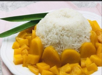 step5: 糯米飯放入小碗，然後倒扣，加上芒果粒裝飾，最後淋上剩餘1/3的椰漿即成。