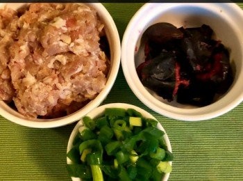 step1: 醃料：
1茶匙米酒。1茶匙豉油。少許糖胡椒粉。
1茶匙鷄粉。半茶匙蒜末。半茶匙糖。
將豬絞肉加入調味料拌勻醃10分鐘。欖角肉冲洗清潔後備用。