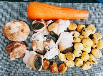 step1: 猴頭菇及乾螺頭浸洗30~40 分鐘
 紅蘿蔔洗淨去皮切塊,蜜棗洗淨。
 螺頭氽水洗淨。
 所有材料加水，大火煲滾後轉小火煲2小時、