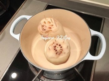 step5: 把蓮藕頭合上，並用牙簽固定好。