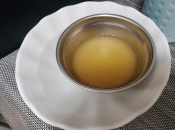 step3: 魚膠粉放入碗內倒入凍開水約1分鍾後、再隔熱水坐至溶化。這步很重要！可避免魚膠粉不均勻起粒粒。