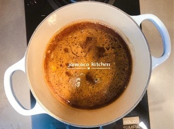 step6: 煮香的醬料加入蝦湯做成湯底。