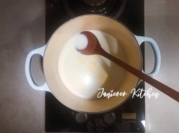 step2: 將牛奶和牛油用小火煮至牛油溶化並關火。