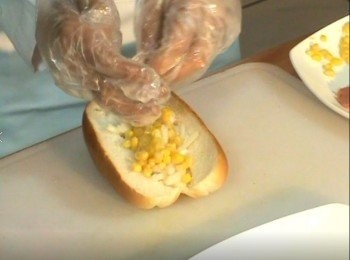 step2: 將洋蔥切絲後與玉米一起放入大亨堡皮