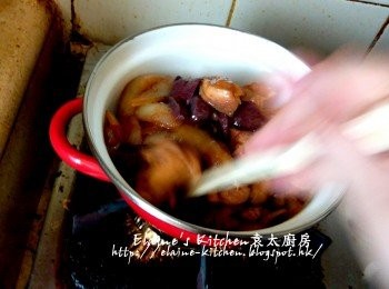 step8: 將全部材料轉放入細煲內 , 加入豬潤拌勻 , 蓋上蓋用慢火煮5分鐘至汁料半收乾