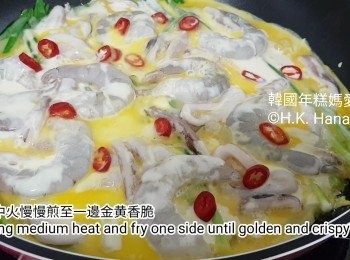 step8: 用中火慢慢煎至一邊金黃香脆，
