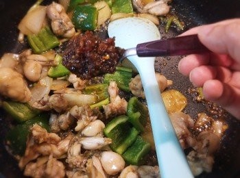 step10: 加入一湯匙麻辣XO醬和適量花椒油兜炒。