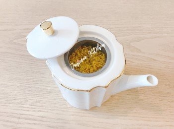 step3: 把茶葉和2/3桂花放進茶隔。把水分開幾次煲滾，倒進茶壺把材料焗熟出味。