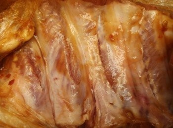 step2: 將醃料醃豬肋骨，醃製半小時以上。