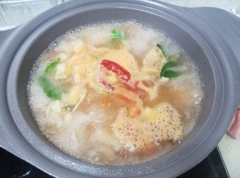 step5: 再加入滾水倒入煲中材料中火煲15分鐘關火，
預早2個鐘煮定湯底，
待準備食時再煲滾湯底，
再加入雞肉+蠔肉+已烚淋的意粉+草菇+茄子+粟米芯
中火煮大約6分鐘，
最後加入芫荽碎+魚露+榨青檸汁+蕃茄件滾一滾
就上碗，