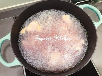 step1: 雞肉處理乾淨，飛水去腥味。