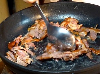 step2: 把蒜苗(青蒜)斜切成段。