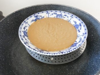step4: 將麵糊倒入碟內，用中火蒸20分鐘