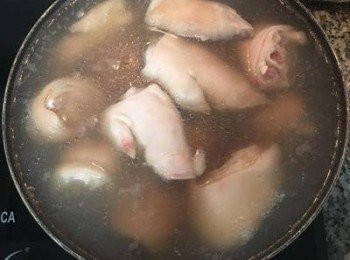 step3: 小火慢煮出血水與雜質；不需煮滾，看到雜質泡泡浮起後，便可倒掉沖冷水，再次洗淨，並將殘毛拔除。