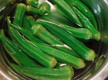 step4: 立刻撈起放入冰水中(有助保留爽脆口感)，瀝乾水份後淋上醬汁，撒上芝麻和木魚碎即可。