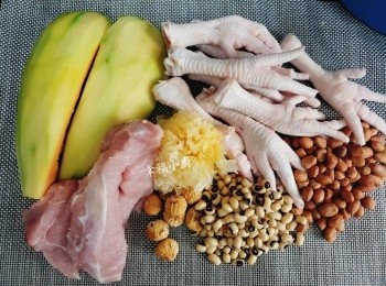 step1: 青木瓜去皮去核後，切塊備用
 <a href="https://bit.ly/3kLFTWO" target="_blank" data-keyword="雞腳" class="guide-link"><strong>雞腳</strong></a> <span style="display:inline-block;vertical-align:middle;margin-top:-3px;color:initial;border-radius:3px;padding:2px 3px;font-size:12px;line-height:14px;background:#87d300;color:#fff;">即買</span> 剪腳甲和猪展飛水備用
 雪耳浸軟去蒂、花生、眉豆及無花果浸洗
 除鷄脚外將所有材料入煲、煲滾後轉小火煲1小時、再加入鷄脚煲30分鍾