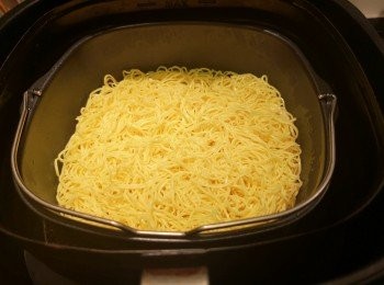 step11: 焗盤掃油後放入麵餅，空氣炸鍋爐溫180度5分鐘。