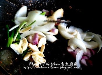 step5: 原鑊爆香乾蔥頭 , 蒜頭 , 一半蔥段及洋蔥炒數分鐘至洋蔥微軟