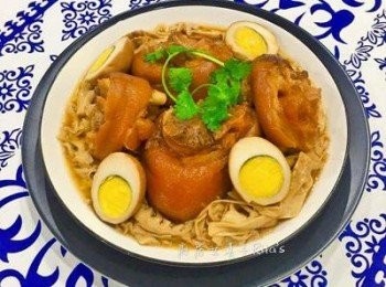 step19: 深盤中鋪上筍絲，夾幾塊豬腳，切兩顆滷蛋，淋些滷汁讓豬腳光亮美觀，再擺上香菜或蔥絲！就是道家常又豐富的宴客菜色囉～