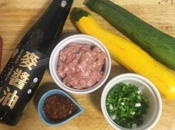 step1: 蔥用可飲用水洗淨擦乾，切成蔥花；櫛瓜洗淨；