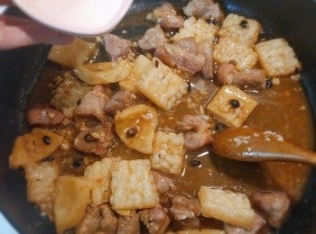 step11: 最後加入生粉水埋芡至自己喜愛的濃稠度便成。