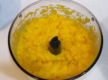 step3: 香橙降溫後連皮切成小件, 用攪拌機打成蓉後待用