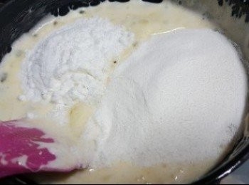 step2: 倒入棉花糖煮至溶化，再倒入奶粉混合均勻，熄火