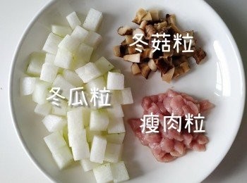 step1: 預早一晚把冬菇先洗乾淨後用水浸泡及剪菇蒂
豬肉切粒， 冬瓜去皮切粒，湯煲放適量水後大火煲