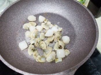 step3: 大火落油先將蜆肉貝柱煎香變少少金黃色至半熟，