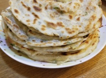 step12: 蔥油芝麻手抓餅質地吾會太乾，內軟外脆，
食起來好香芝麻蔥香味，