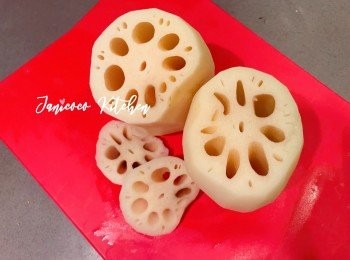 step3: 蓮藕去泥洗淨，切去其中一邊的蓮藕頭，蓮藕頭待用。蓮藕衝水洗淨，確保藕孔裡面沒有淤泥，瀝水待用。