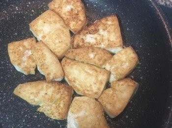 step4: 平底鍋燒熱放少許油，豆腐片入鍋煎到一面金黃後，翻面續煎；