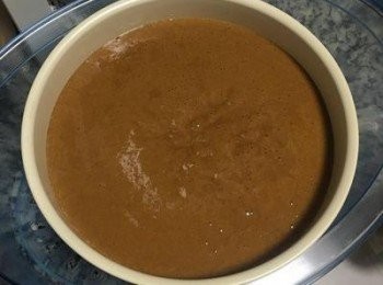 step9: 倒入模具中（模具底下可抹油或墊一張烘焙紙會較易脫模）；