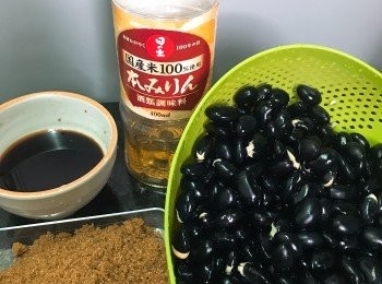step1: 黑豆洗淨，浸泡一夜（夏天最好放雪櫃內浸泡），泡黑豆水倒出留用。